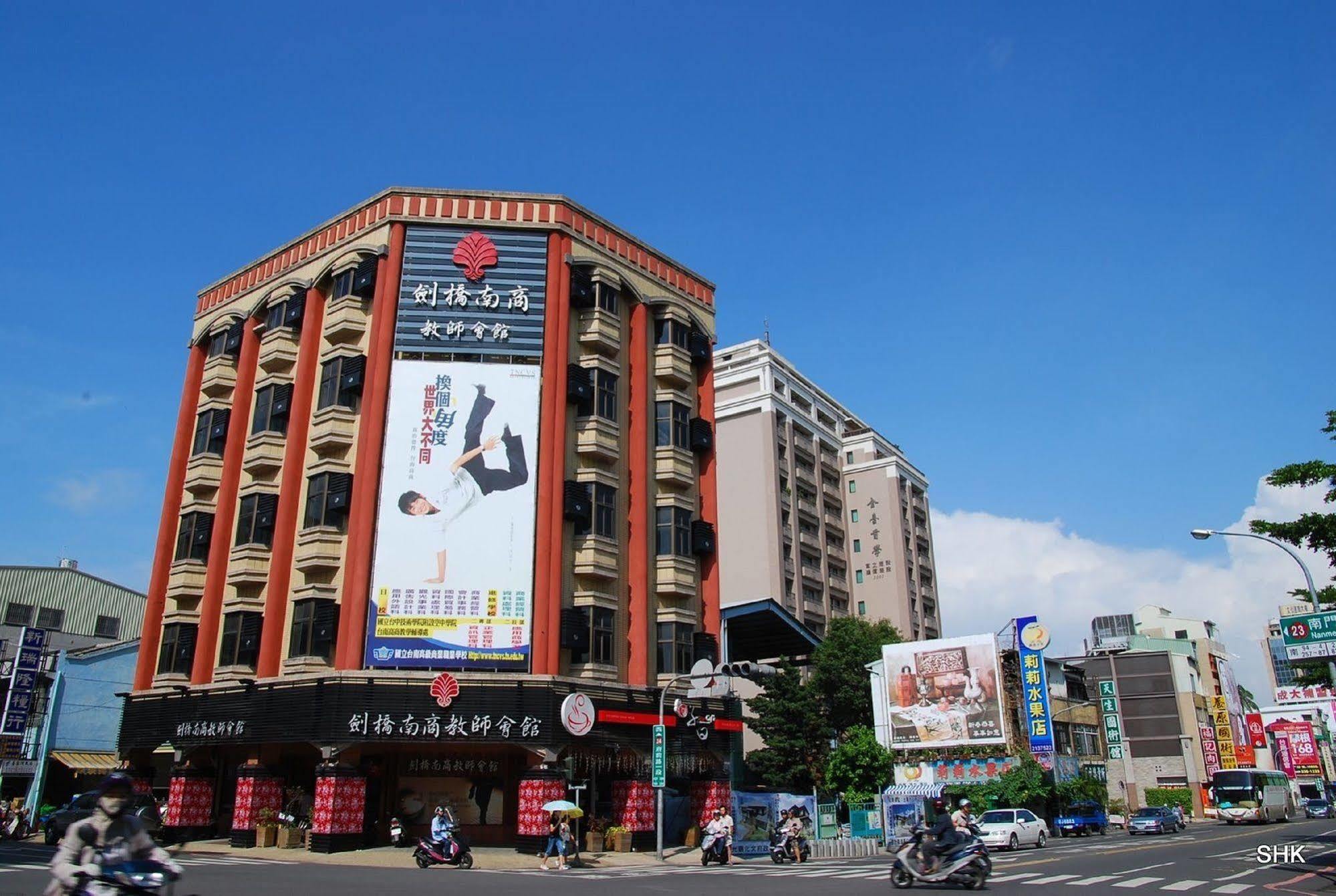 Cambridge Confucius Inn Tainan Bagian luar foto